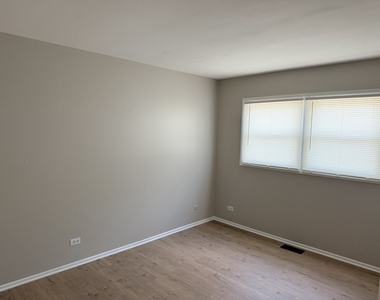 1313 Kingsbury Drive - Photo Thumbnail 9