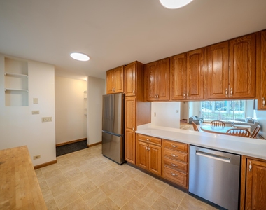932 E 55th Street - Photo Thumbnail 4