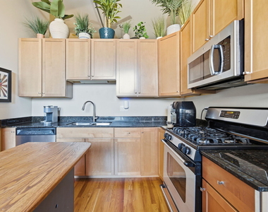 824 W Superior Street - Photo Thumbnail 15