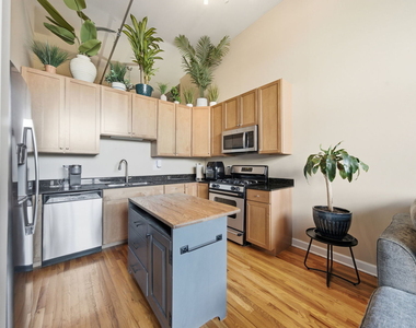 824 W Superior Street - Photo Thumbnail 13