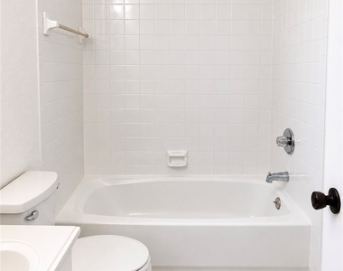 4031 S Edgewater Circle - Photo Thumbnail 6