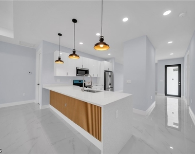 1009 Moore Avenue - Photo Thumbnail 6