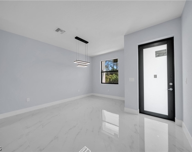 1009 Moore Avenue - Photo Thumbnail 2