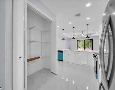 1009 Moore Avenue - Photo Thumbnail 4