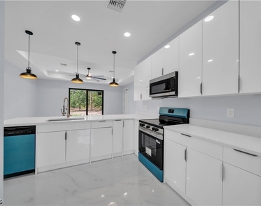 1009 Moore Avenue - Photo Thumbnail 5