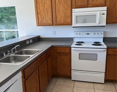335 Reeves Street - Photo Thumbnail 9