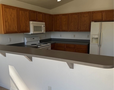 335 Reeves Street - Photo Thumbnail 11