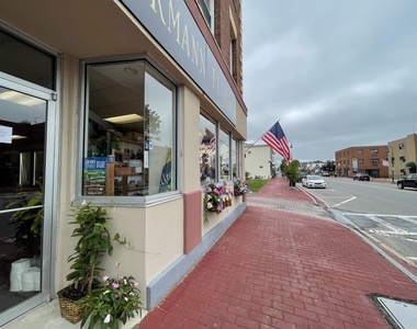15 West Broadway - Photo Thumbnail 1