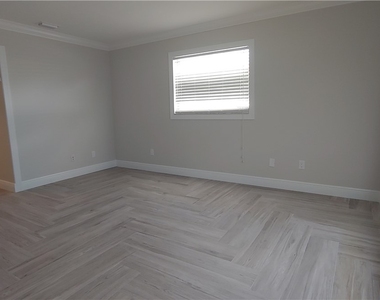 909 Se 27th Terrace - Photo Thumbnail 5