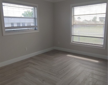 909 Se 27th Terrace - Photo Thumbnail 14