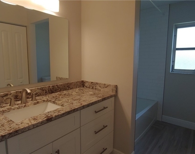 909 Se 27th Terrace - Photo Thumbnail 15
