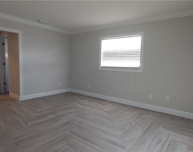 909 Se 27th Terrace - Photo Thumbnail 6