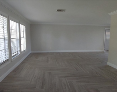 909 Se 27th Terrace - Photo Thumbnail 3