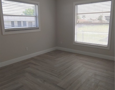 909 Se 27th Terrace - Photo Thumbnail 18
