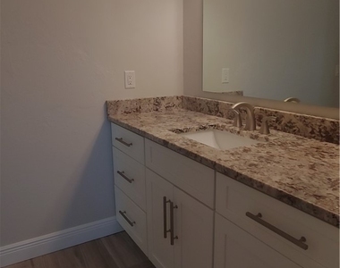 909 Se 27th Terrace - Photo Thumbnail 16