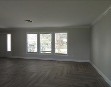 909 Se 27th Terrace - Photo Thumbnail 11
