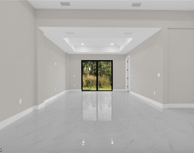 537 Summit Avenue S - Photo Thumbnail 23