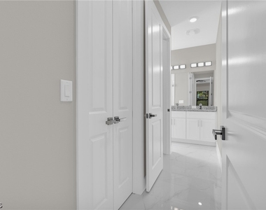 537 Summit Avenue S - Photo Thumbnail 8