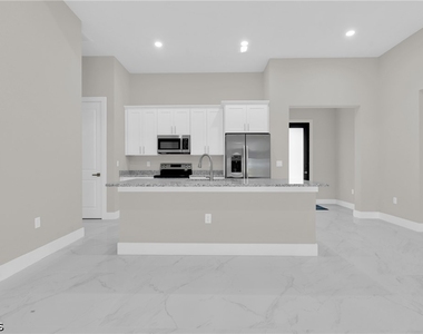537 Summit Avenue S - Photo Thumbnail 24