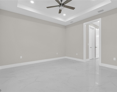 537 Summit Avenue S - Photo Thumbnail 7