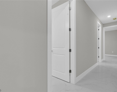 537 Summit Avenue S - Photo Thumbnail 28