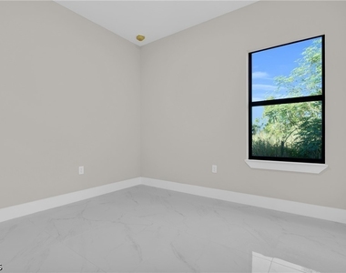 537 Summit Avenue S - Photo Thumbnail 3