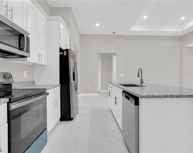 537 Summit Avenue S - Photo Thumbnail 21