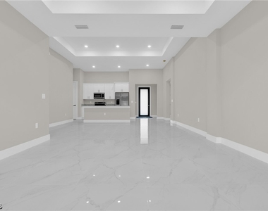 537 Summit Avenue S - Photo Thumbnail 15