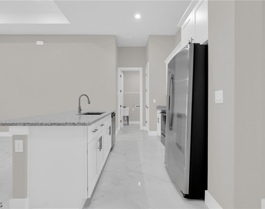 537 Summit Avenue S - Photo Thumbnail 18
