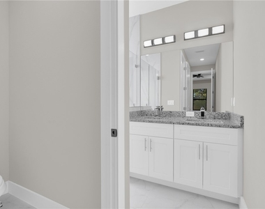 537 Summit Avenue S - Photo Thumbnail 10