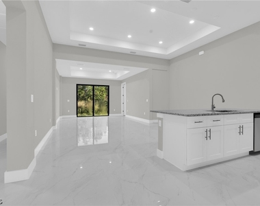 537 Summit Avenue S - Photo Thumbnail 27