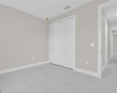 537 Summit Avenue S - Photo Thumbnail 30