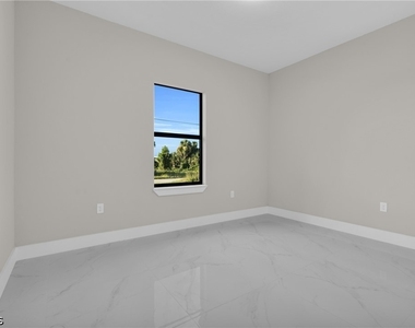 537 Summit Avenue S - Photo Thumbnail 1