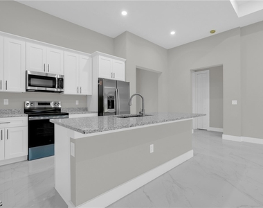 537 Summit Avenue S - Photo Thumbnail 26