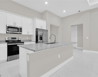 537 Summit Avenue S - Photo Thumbnail 19