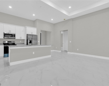 537 Summit Avenue S - Photo Thumbnail 25