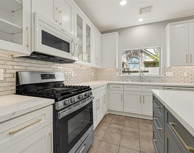 3310 La Mer Lane - Photo Thumbnail 10