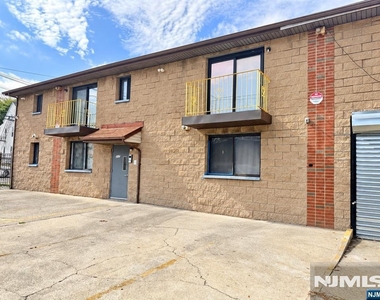 217-221 Park - Photo Thumbnail 2