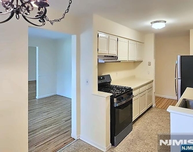 605 Grove - Photo Thumbnail 6
