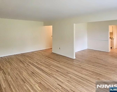 605 Grove - Photo Thumbnail 3