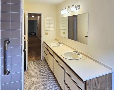 605 Grove - Photo Thumbnail 8
