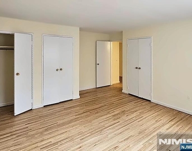 605 Grove - Photo Thumbnail 10