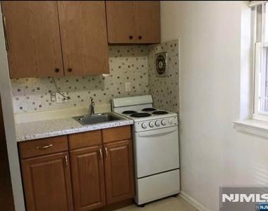 320 Elm - Photo Thumbnail 4