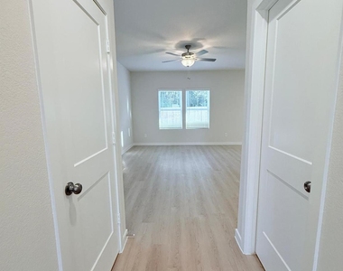 8011 Heroes Hall Drive - Photo Thumbnail 4