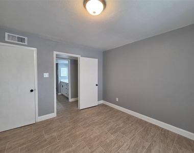 8421 Hearth Drive - Photo Thumbnail 21