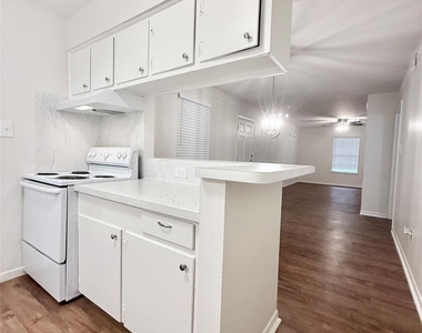 500 Willow Drive - Photo Thumbnail 6