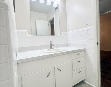 500 Willow Drive - Photo Thumbnail 14
