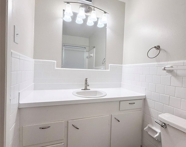 500 Willow Drive - Photo Thumbnail 18