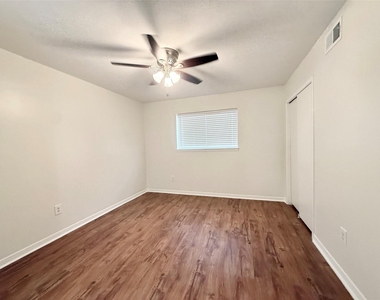 500 Willow Drive - Photo Thumbnail 15