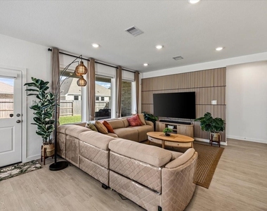 2816 Golden Isle Drive - Photo Thumbnail 8